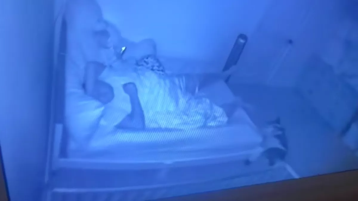 Az apa fekteti le a gyereket: ami ezután történik, milliókat ríkat meg - Videó