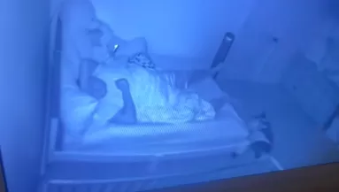 Az apa fekteti le a gyereket: ami ezután történik, milliókat ríkat meg - Videó
