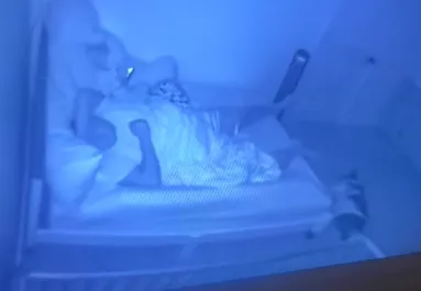 Az apa fekteti le a gyereket: ami ezután történik, milliókat ríkat meg - Videó
