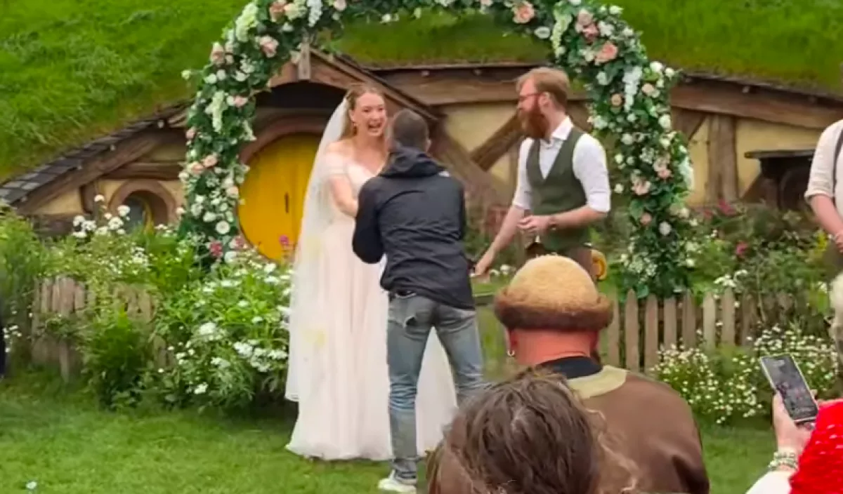 Váratlanul jelent meg a világsztár az esküvőn: az ifjú pár csak sikítani tudott - Videók
