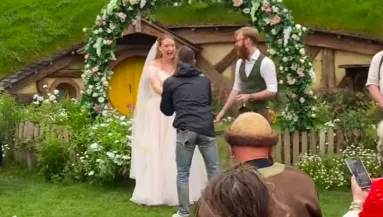 Váratlanul jelent meg a világsztár az esküvőn: az ifjú pár csak sikítani tudott - Videók