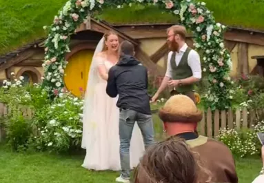 Váratlanul jelent meg a világsztár az esküvőn: az ifjú pár csak sikítani tudott - Videók