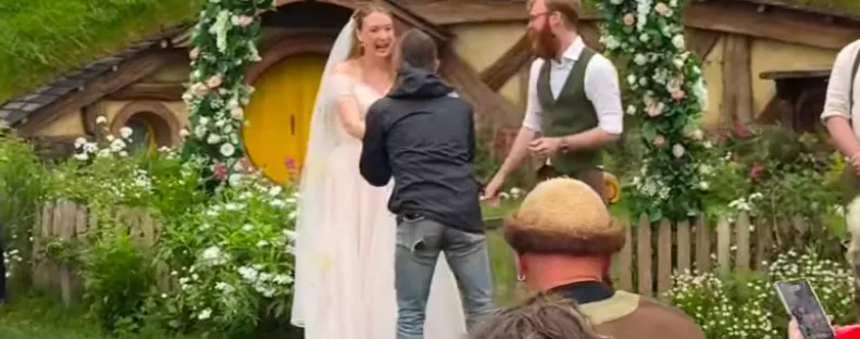 Váratlanul jelent meg a világsztár az esküvőn: az ifjú pár csak sikítani tudott - Videók