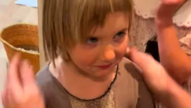 Saját magának vágta le a haját Amanda kislánya: az apja reakciója sokakat megérint - Videó