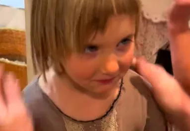 Saját magának vágta le a haját Amanda kislánya: az apja reakciója sokakat megérint - Videó