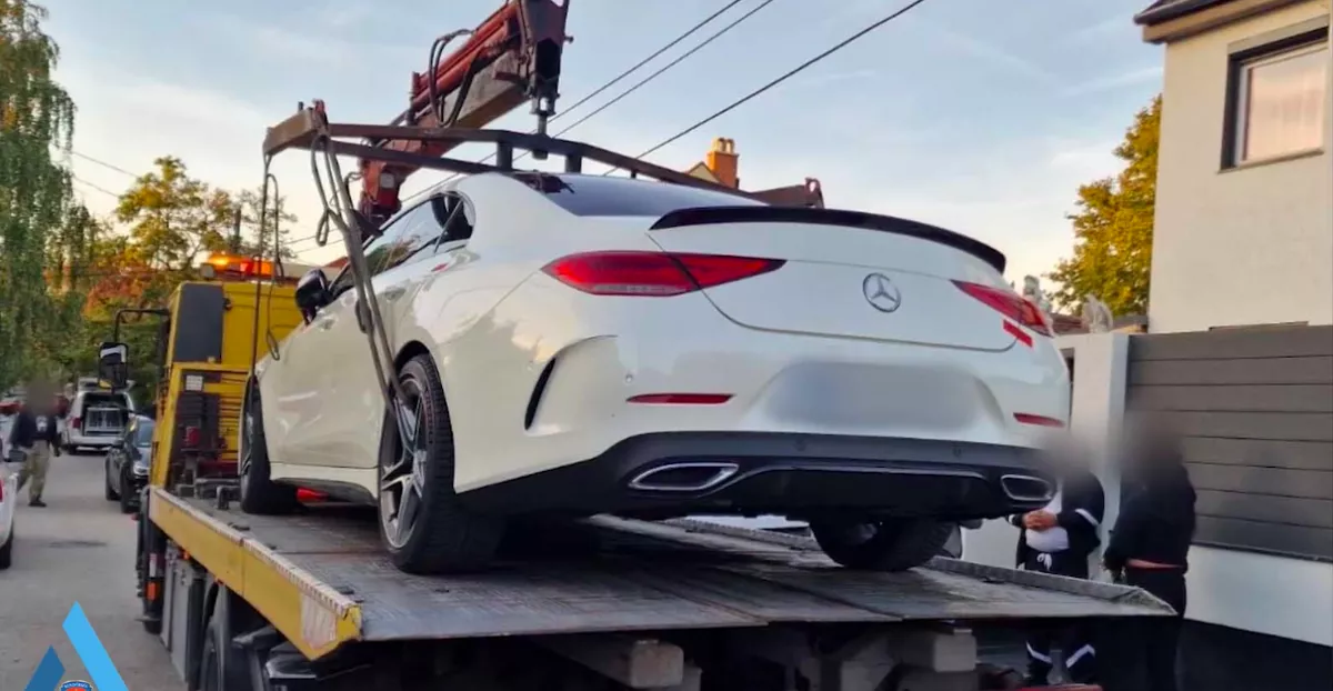 Belenéztek Zsiga táskájába a zsaruk: és rögtön ugrott a luxus Mercije is - Fotók