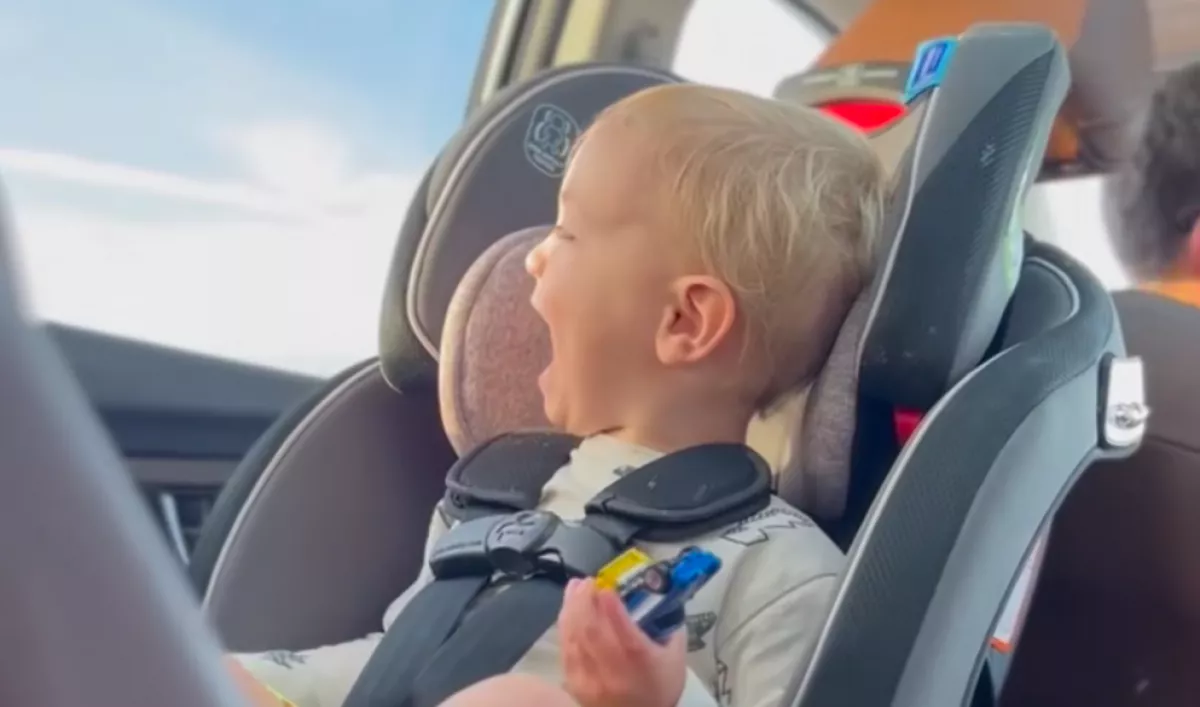 Énekelni kezd a 2 éves fiú a kocsiban: az internetezők álla meg leesik - Videó