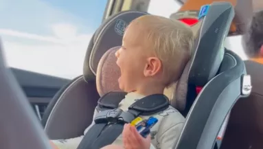 Énekelni kezd a 2 éves fiú a kocsiban: az internetezők álla meg leesik - Videó