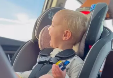 Énekelni kezd a 2 éves fiú a kocsiban: az internetezők álla meg leesik - Videó