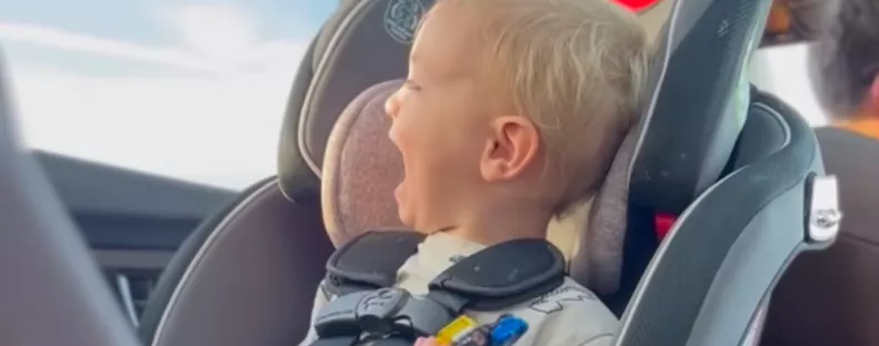 Énekelni kezd a 2 éves fiú a kocsiban: az internetezők álla meg leesik - Videó