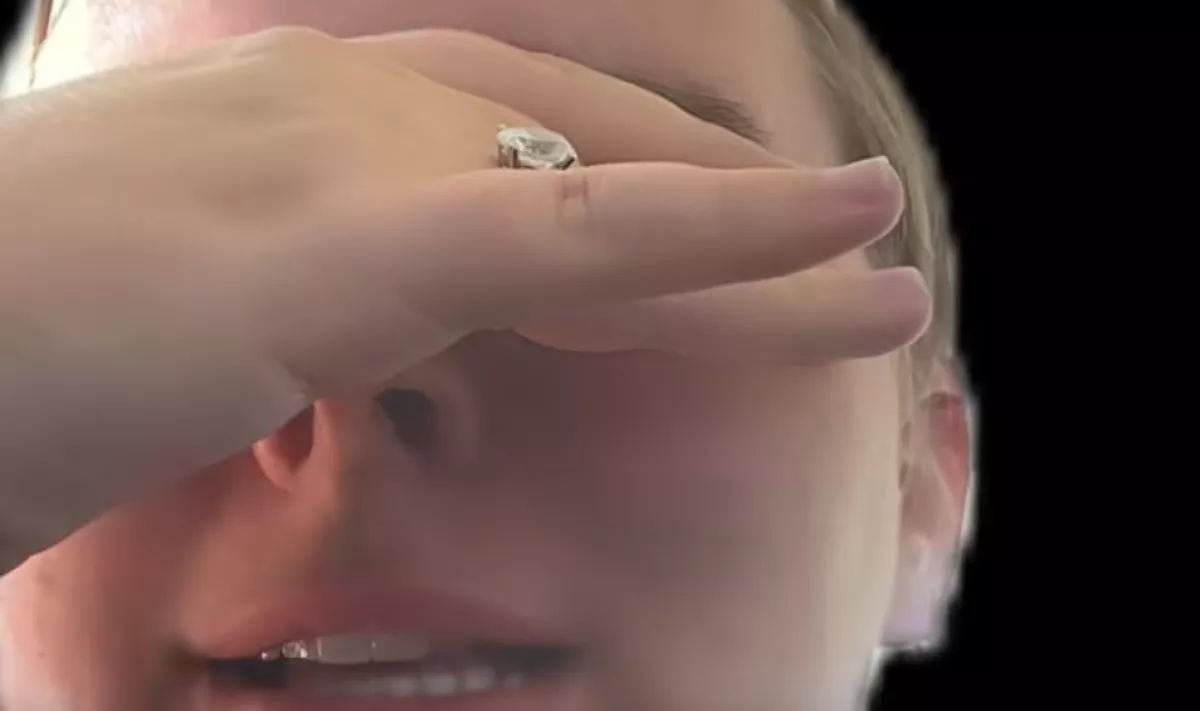 Az anyósa kéri a menyasszony engedélyét a ruhájához: amikor meglátja, sokkot kap - Videó