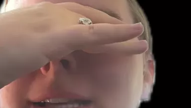 Az anyósa kéri a menyasszony engedélyét a ruhájához: amikor meglátja, sokkot kap - Videó