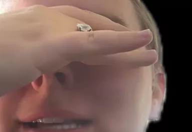 Az anyósa kéri a menyasszony engedélyét a ruhájához: amikor meglátja, sokkot kap - Videó