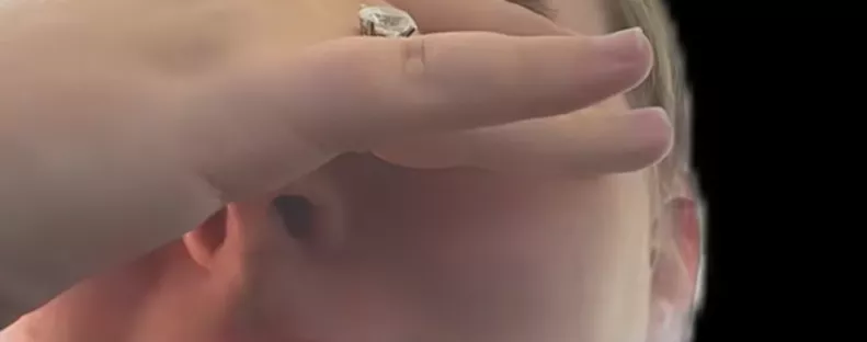 Az anyósa kéri a menyasszony engedélyét a ruhájához: amikor meglátja, sokkot kap - Videó