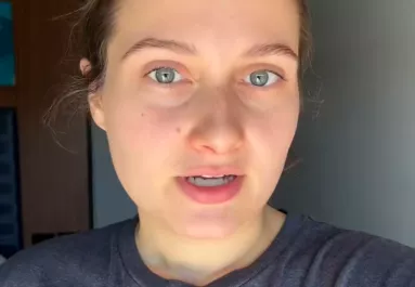 Nem hitte el a légiutas-kísérő, milyen kérdést tett fel neki az utas - Videó