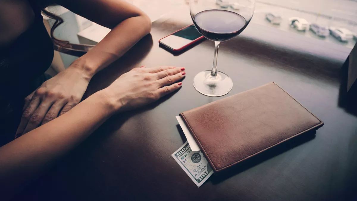 Borravalót hagytak neki a pulton, amikor közelebbről megnézte, teljesen elsápadt