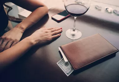 Borravalót hagytak neki a pulton, amikor közelebbről megnézte, teljesen elsápadt