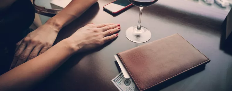 Borravalót hagytak neki a pulton, amikor közelebbről megnézte, teljesen elsápadt