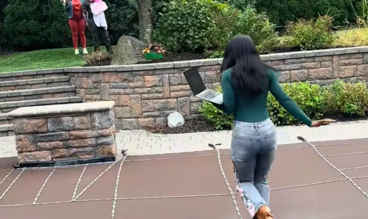 Meg akarja mutatni az ingatlanos nő a teraszt a vevőknek: mire rájön a hibájára, már késő - Videó