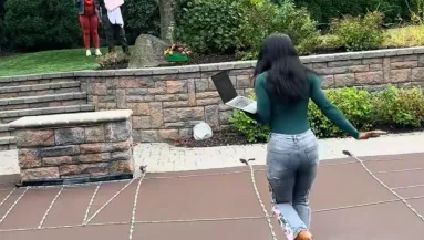 Meg akarja mutatni az ingatlanos nő a teraszt a vevőknek: mire rájön a hibájára, már késő - Videó