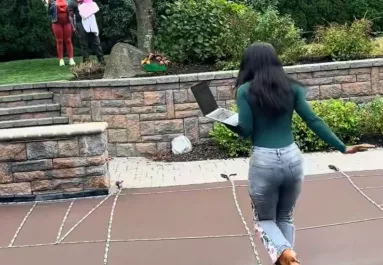 Meg akarja mutatni az ingatlanos nő a teraszt a vevőknek: mire rájön a hibájára, már késő - Videó