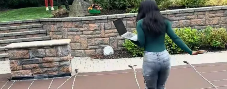 Meg akarja mutatni az ingatlanos nő a teraszt a vevőknek: mire rájön a hibájára, már késő - Videó