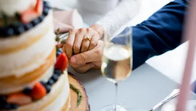 A nagyi gondoskodott az esküvői tortáról: az eredményen pusztul az egész világ - Fotók