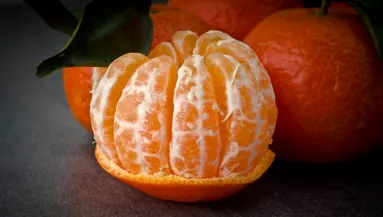 Zseniális trükk: egy szempillantás alatt eltávolíthatod a fehér héjat a mandarinról - Videó