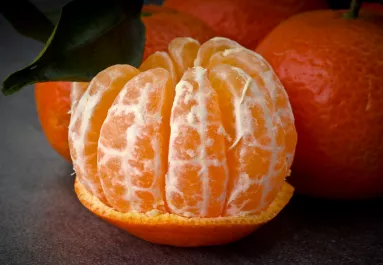 Zseniális trükk: egy szempillantás alatt eltávolíthatod a fehér héjat a mandarinról - Videó