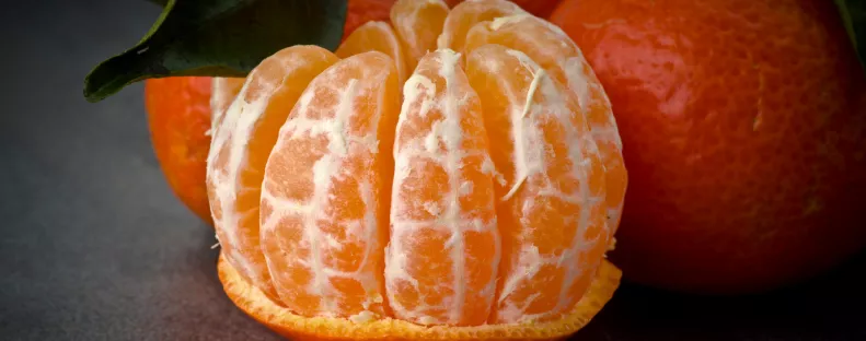 Zseniális trükk: egy szempillantás alatt eltávolíthatod a fehér héjat a mandarinról - Videó