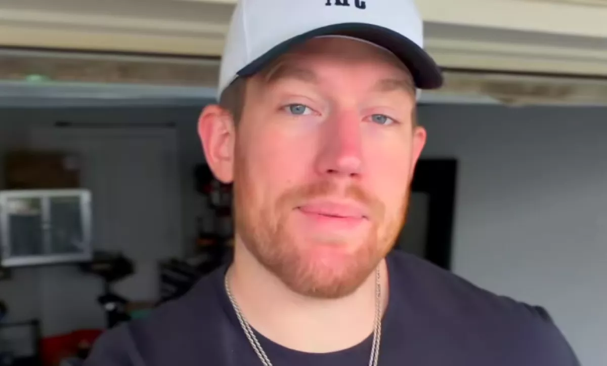 Leül a repülőn a 216 centis férfi: amit egy nő ezután kérdez tőle, váratlanul éri - Videó