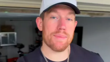 Leül a repülőn a 216 centis férfi: amit egy nő ezután kérdez tőle, váratlanul éri - Videó