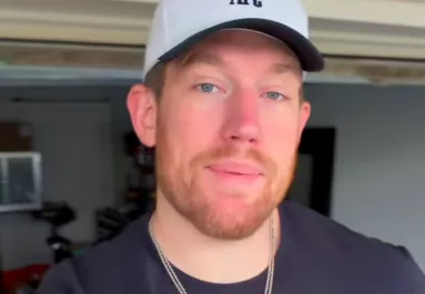 Leül a repülőn a 216 centis férfi: amit egy nő ezután kérdez tőle, váratlanul éri - Videó