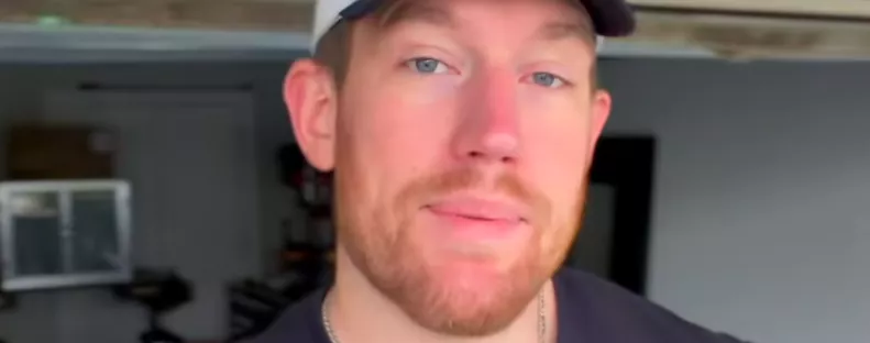 Leül a repülőn a 216 centis férfi: amit egy nő ezután kérdez tőle, váratlanul éri - Videó