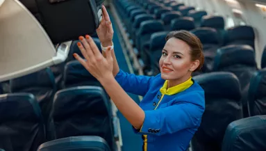 Ezért ülnek a stewardessek a fel- és leszállásnál a kézfejükön - Videó