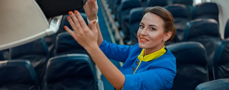 Ezért ülnek a stewardessek a fel- és leszállásnál a kézfejükön - Videó