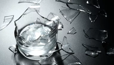 Megevett 2 üvegpoharat a részeg borsodi férfi: majd borzalmas dolgot tett