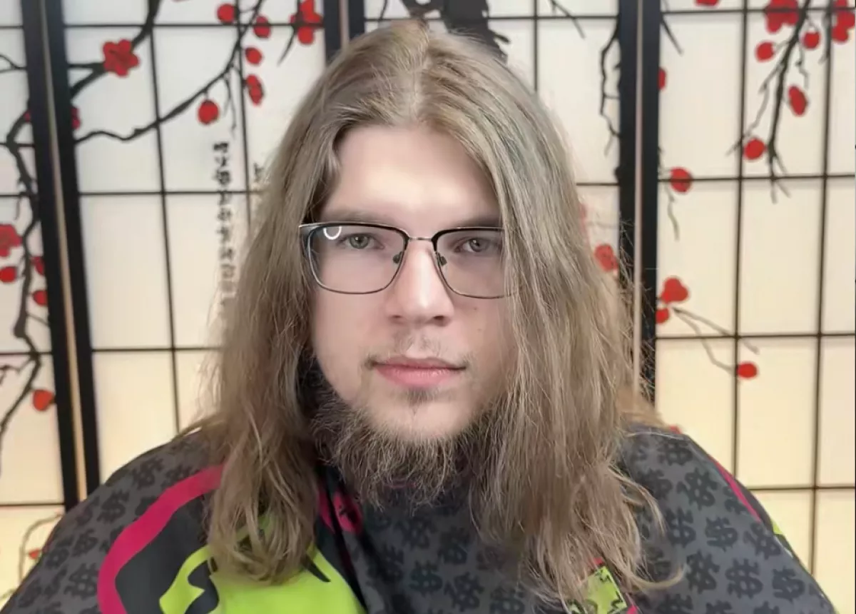 Hippi külsővel ment fodrászhoz a srác: nem sokkal később rá se lehetett ismerni - Videó