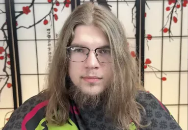 Hippi külsővel ment fodrászhoz a srác: nem sokkal később rá se lehetett ismerni - Videó