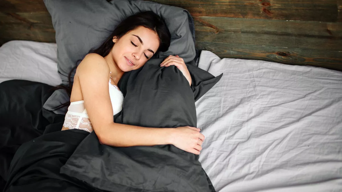 Mindig átöleled a párnát alvás közben? Akkor ez a 3 tulajdonság jellemző rád