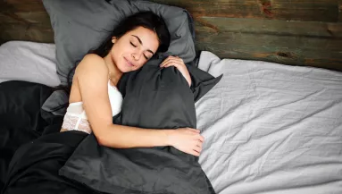 Mindig átöleled a párnát alvás közben? Akkor ez a 3 tulajdonság jellemző rád