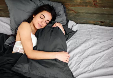 Mindig átöleled a párnát alvás közben? Akkor ez a 3 tulajdonság jellemző rád