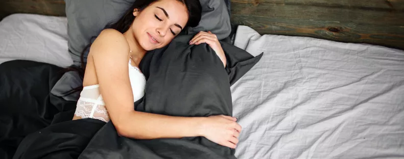 Mindig átöleled a párnát alvás közben? Akkor ez a 3 tulajdonság jellemző rád