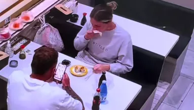 Hónapok után találkozik a nő a barátjával egy étteremben: hamar az élete lesz a tét - Videó