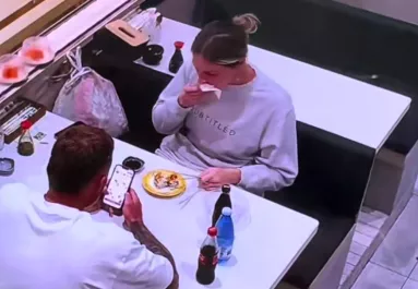 Hónapok után találkozik a nő a barátjával egy étteremben: hamar az élete lesz a tét - Videó