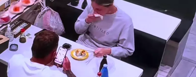 Hónapok után találkozik a nő a barátjával egy étteremben: hamar az élete lesz a tét - Videó