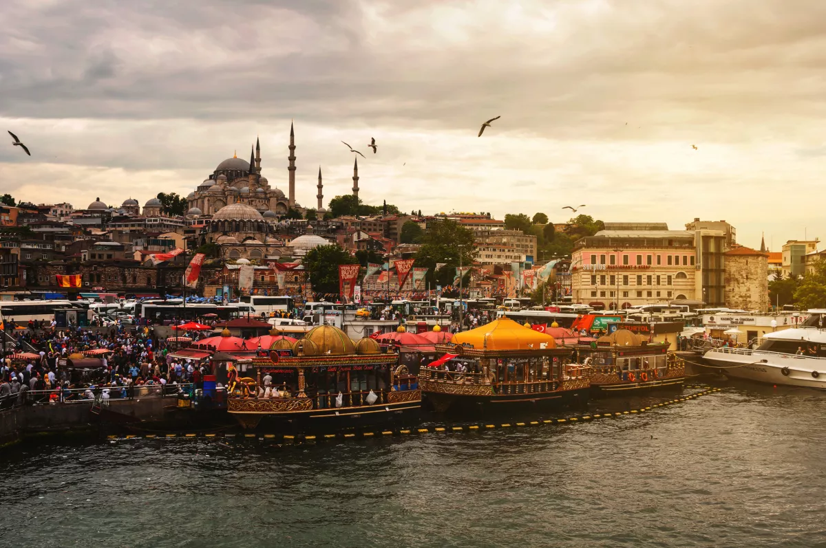 Tragikus mérgezés a nyaraláson: két gyermek halt meg, a szüleik intenzíven