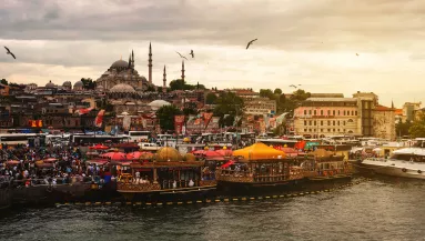 Tragikus mérgezés a nyaraláson: két gyermek halt meg, a szüleik intenzíven