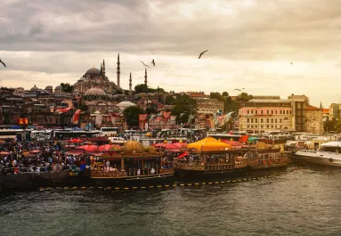 Tragikus mérgezés a nyaraláson: két gyermek halt meg, a szüleik intenzíven