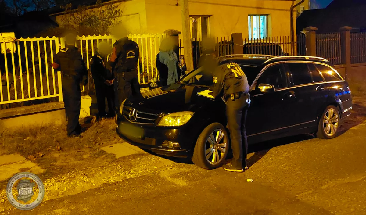 Belenéztek a zsaruk az öblítős flakonba, majd: ugrott a két pesti fickó Mercedese, milliói és szabadsága is - Fotók